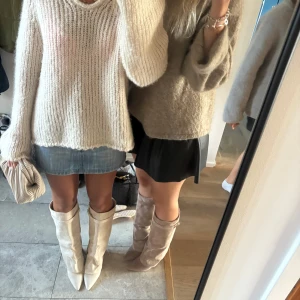 As snygga boots! - Säljer båda färgerna i dessa as snygga boots! 600kr per par. Perfekta för alla tillfällen😍😍 det är 7cm klack! Aldrig använda!