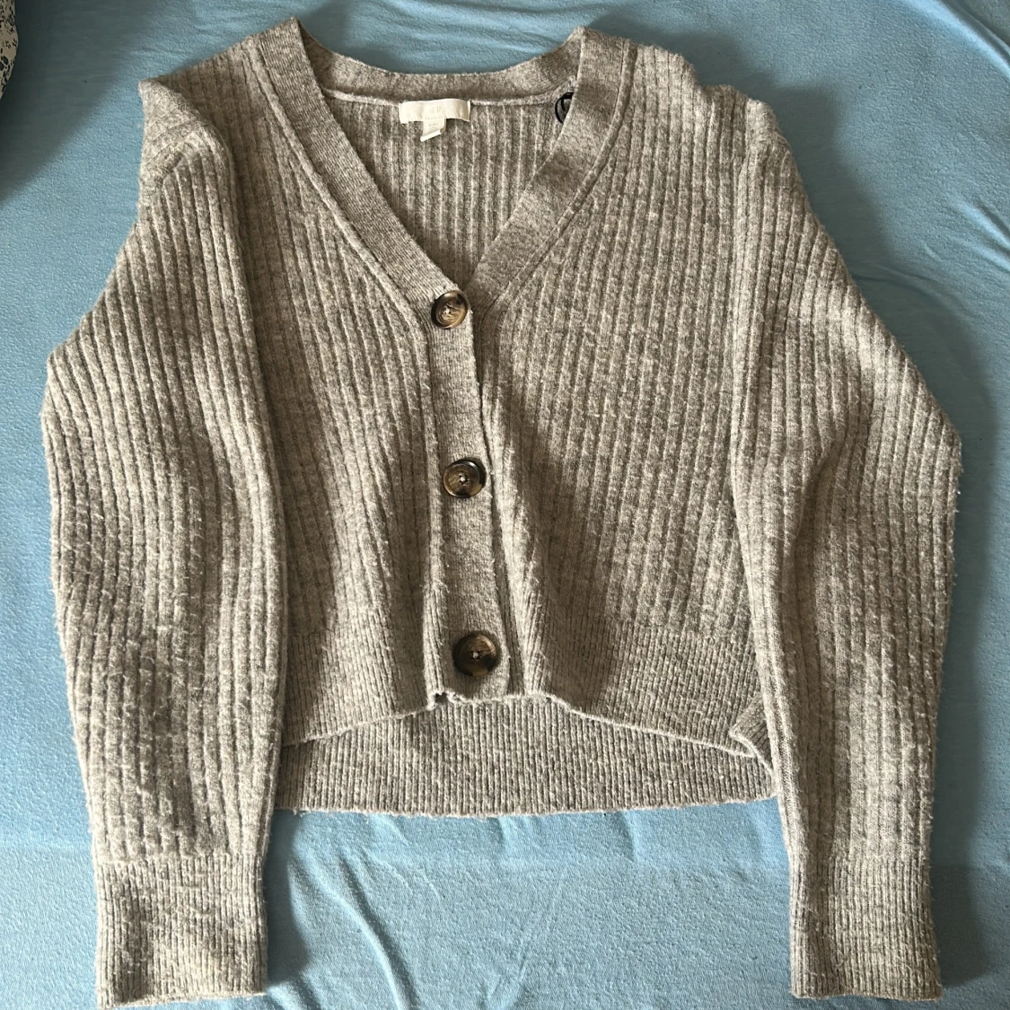 Grå ribbstickad kofta med knappar