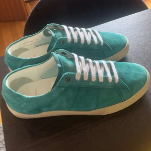 Saint Laurent skor - Tja! Säljer dessa skitsnygga sl/06 skorna. Det är är väldigt bra skick och är i storlek 41 men passar 42. Har du några frågor är det bara höra av dig!
