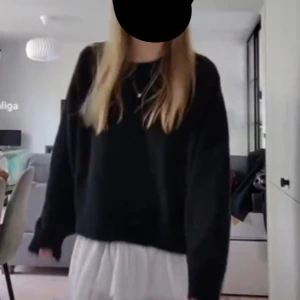 Svart stickad tröja - En svart stickad tröja med oversized passform och långa ärmar. Storlek Xs