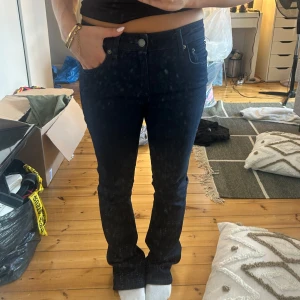 Lågmidjade bootcut jeans Zara  - Säljer dessa oanvända mörkblå Lågmidjade bootcut jeansen från Zara i storlek 34 då de är för långa för mig, jag är ca 160 