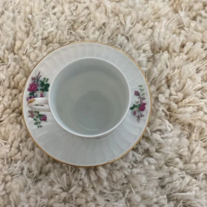  Porslinskopp med en fin tallrik till  -  En liten porslinskopp  med en fin tallrik till och fina blommor på i mycket bra skick