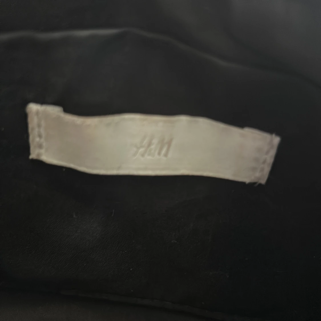 Svart quiltad axelväska från H&M - 3