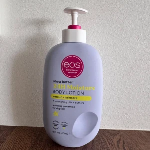 EOS 24H Moisture Body Lotion - EOS 24H Moisture Body Lotion i doften vanilla cashmere. Stor pumpflaska på 473 ml. Ger en mjuk och återfuktad känsla med söt vaniljdoft. Mycket populär! Köpt flera i USA och säljer denna oanvända vidare. 