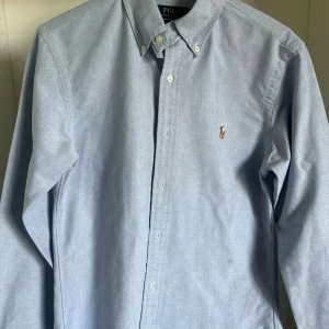 Skjorta Ralph lauren - Stilren blå skjorta från Ralph lauren. Inget tecken på användning. Perfekt till dig som vill börja resella eller ha feta plagg till riktigt bra priser!