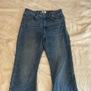 Flare jeans från Only - Säljer dessa högmidjade jeansen från Only i modellen flare. Stl 25’30, väldigt stretchiga💕Säljer fler jeans!  