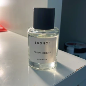 ESSNCE Fleur Chere Eau de Parfum - Säljer min parfym från Essnce då jag har två av samma parfym. En super god parfym som man får många komplimanger av!!! Har knappt använt