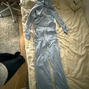 Ljusblå mjukisbyxor Juicy Couture XS - Säljer ett par ljusblå mjukisbyxor från Juicy Couture i supermjuk velour. Byxorna har bred resår i midjan, snörning och stora fickor framtill. Vill man köpa ett av plaggen skriv! 410kr/st, köpt för ca 1000kr/st. Kläderna är använda ett par gånger.
