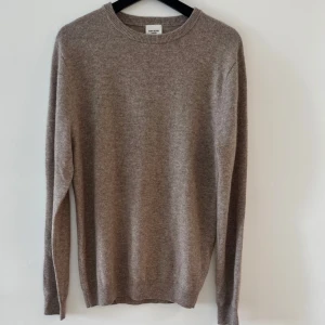 JOHN HENRIC KASHMIR TRÖJA - Extremt skön John Henric tröja i 100% Kashmir l - Storlek M - Mycket fint skick - Deluxecloset