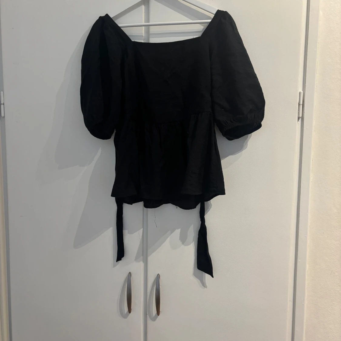 Svart blus med puffärm från AWARE