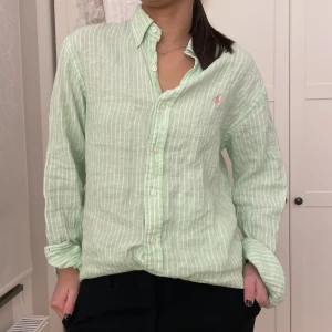 Ralph Lauren skjorta - Säljer nu min Ralph lauren skjorta som tyvärr aldrig har kommit till användning. Hämtas i Östersund eller skickas på posten, du står för frakten.