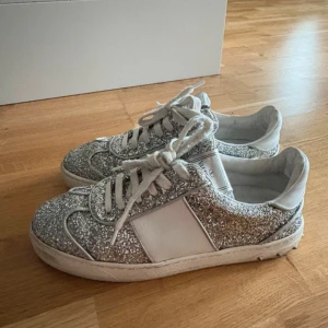 Valentino Garavani glittriga sneakers - (pris går att diskuteras vid snabb affär)Så snygga flycrews! Har tyvärr inte dustbag eller box kvar därav pris. De är dock äkta då det inte finns några kopior på flycrews😇 De är super bra skick och är strl 37 💓