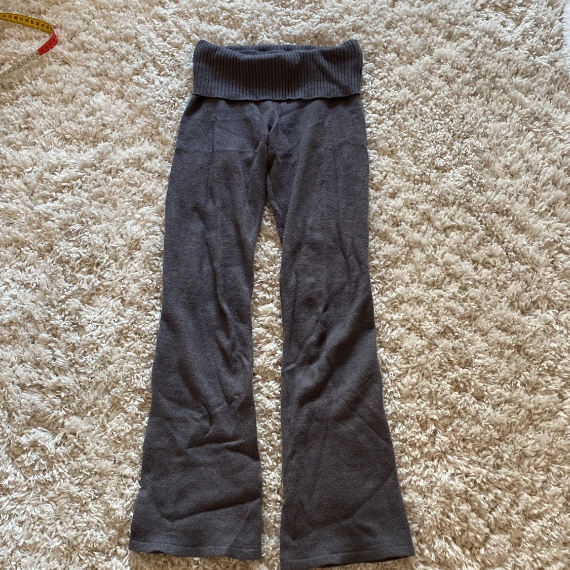 Grå stickade byxor från Gina Tricot