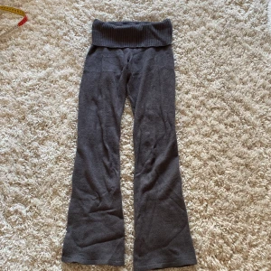 Grå stickade byxor från Gina Tricot - Mysiga grå stickade byxor från Gina Tricot🩶 storlek 146-152