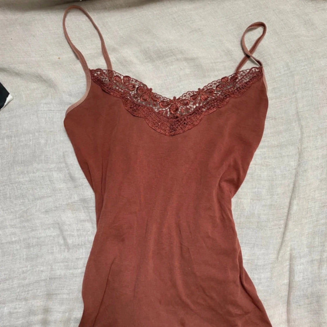 Rödbrun linnetopp med spets