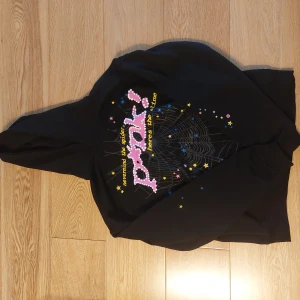 Svart sp5der hoodie. - Helt ny och oanvänd sp5der hoodie, pris kan alltid diskuteras och det är Size M men kan användas som Size S!