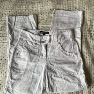 Low waist baggy cargo  - Jätte fina low waist baggy cargo jeans/linne byxor, knappen är av men är enkel att sy på! Är från Lindex❤️