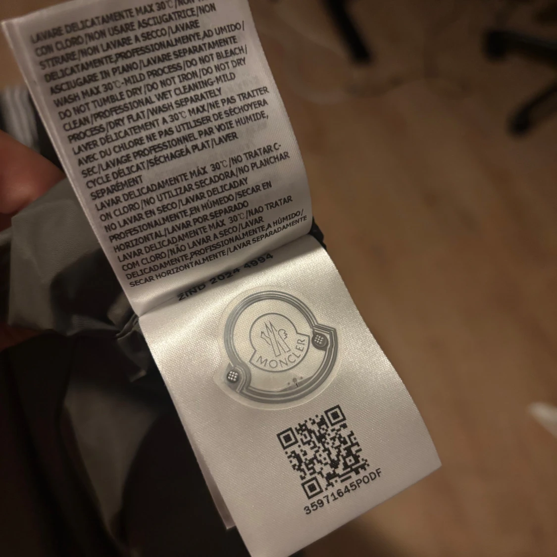 Olivgrön vindjacka från Moncler - 3