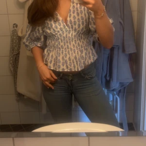 Vit och blå blus med mönster - Super populära toppen från hm som jag säljer för den inte kommer till användning 
