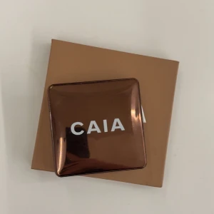 CAIA Face Palette & Bronzer - Säljer en CAIA Face Palette 'CLASSY' med fyra puder: contour, blush, bronzer och highlighter i varma, naturliga toner. Medföljer även en separat CAIA bronzer i GOLD COAST perfekt för att skapa en fräsch och solkysst look.