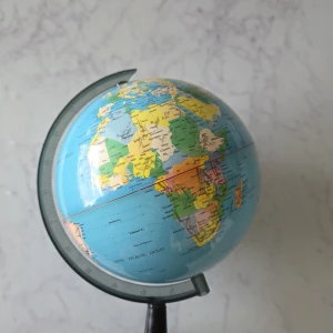 Jordglob - Upptäck världen med denna färgglada jordglob! Perfekt för dig som vill utforska länder, hav och kontinenter på ett roligt och visuellt sätt. Passar både till studier och som cool inredningsdetalj i rummet.