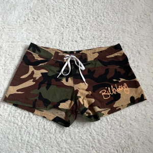 Camoflauge shorts - Snygga vintage shorts från Billabong som inte riktigt är min stil❣️passar S/M. Lågmidjade och justerbara med ett snöre fram! Verkligen 00/90-tal!!