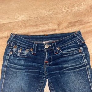Mörkblå jeans från True Religion - Snygga mörkblå jeans från True Religion. 