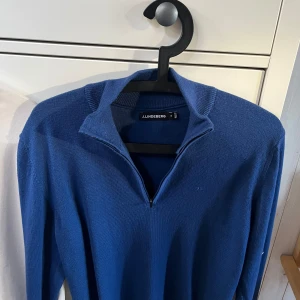 J.Lindberg half zip tröja - Säljer en fin tröja ifrån J.Lindeberg. Tröjan är en half zip vilken kan passa bra över en skjorta eller bara en t shirt under.