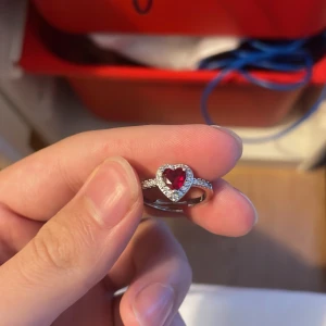 silver pandora ring med röd hjärta som går att Justera! - Dene ny!