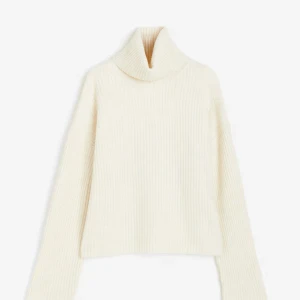 Vit ribbad polotröja - superfin polotröja från hm som är i nyskick utan prislapp kvar. Den är lite tunnare i matrialet men fortfarande varm och mysig.