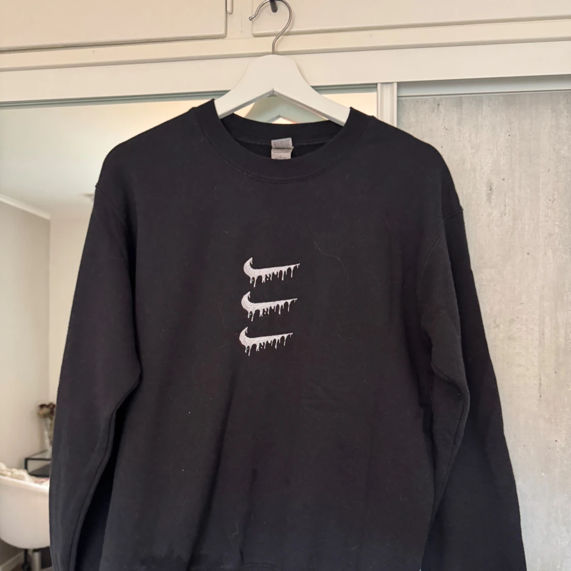 Svart Nike sweatshirt med drip-logga - 1