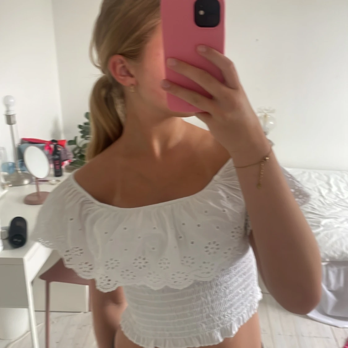 Broderad offshoulder topp i vitt & rosa