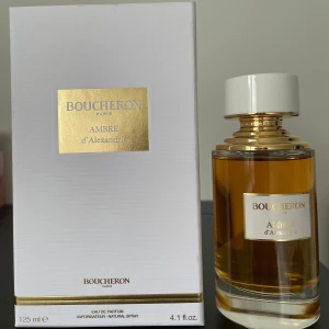 Boucheron Ambre d'Alexandrie EdP 125ml - Lyxig parfym från Boucheron, Ambre d'Alexandrie, i en elegant glasflaska med guld- och vitfärgad kork. Doften är orientalisk och bärnstensfärgad, exklusiv och tidlös. Volym: 125 ml Eau de Parfum. Endast ett fåtal sprayningar använda. Priset för en ny parfym på Lyko är 1800 sek.