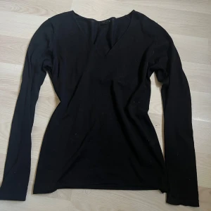 Svart v-ringad tröja från Filippa K - svart långärmad tröja från Filippa K med v-ringning. Tröjan har en slim passform få jah sytt in den i midjan lite själv💗 den har en del stretch så skulle söga att den passar från M till XS🫶