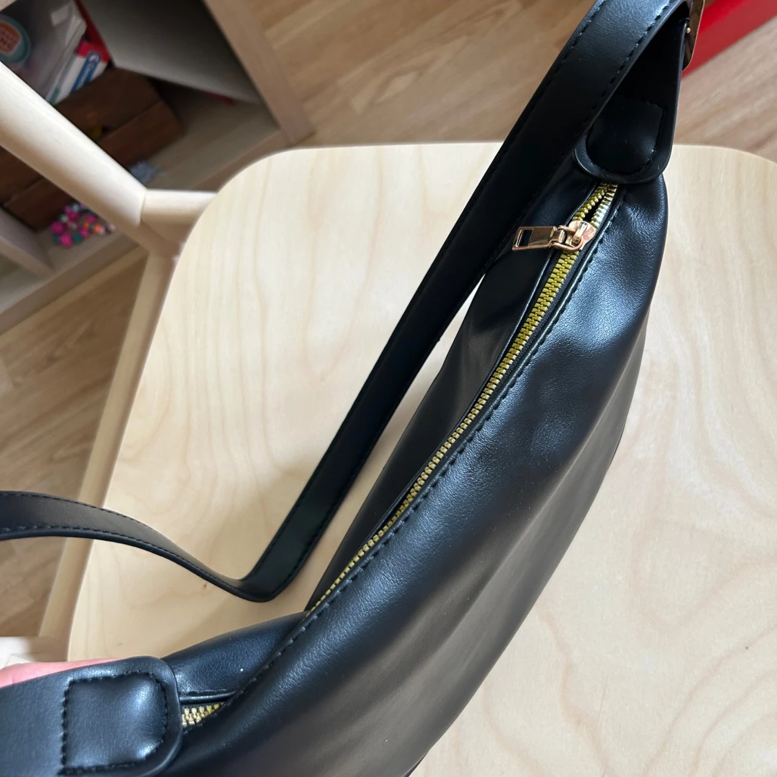 Svart axelväska/crossover i skinnimitation - 1