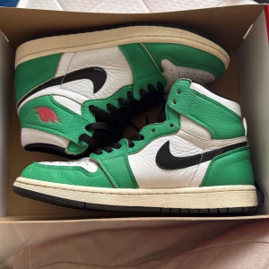 Nike Air Jordan 1 Retro gröna - Nike Air Jordan 1 Retro High. Använda men fortfarande superfina!! Ett par gröna och röda snören med följer.