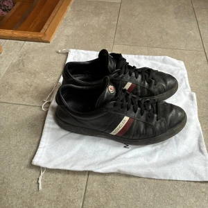 Svarta Moncler sneakers i skinn - Kvitto och dustbag ingår.                          Inga tydliga defekter men är välanvända.