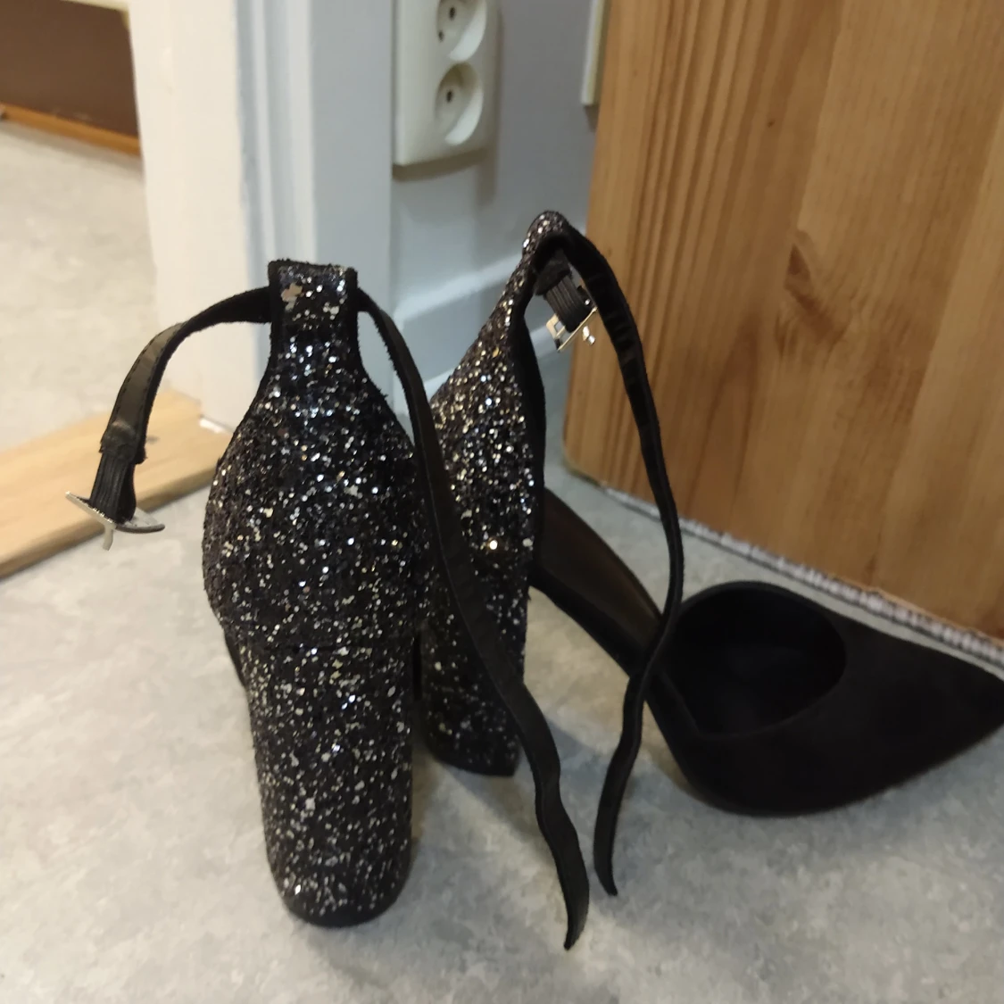 Svarta pumps med glittrig klack - 2