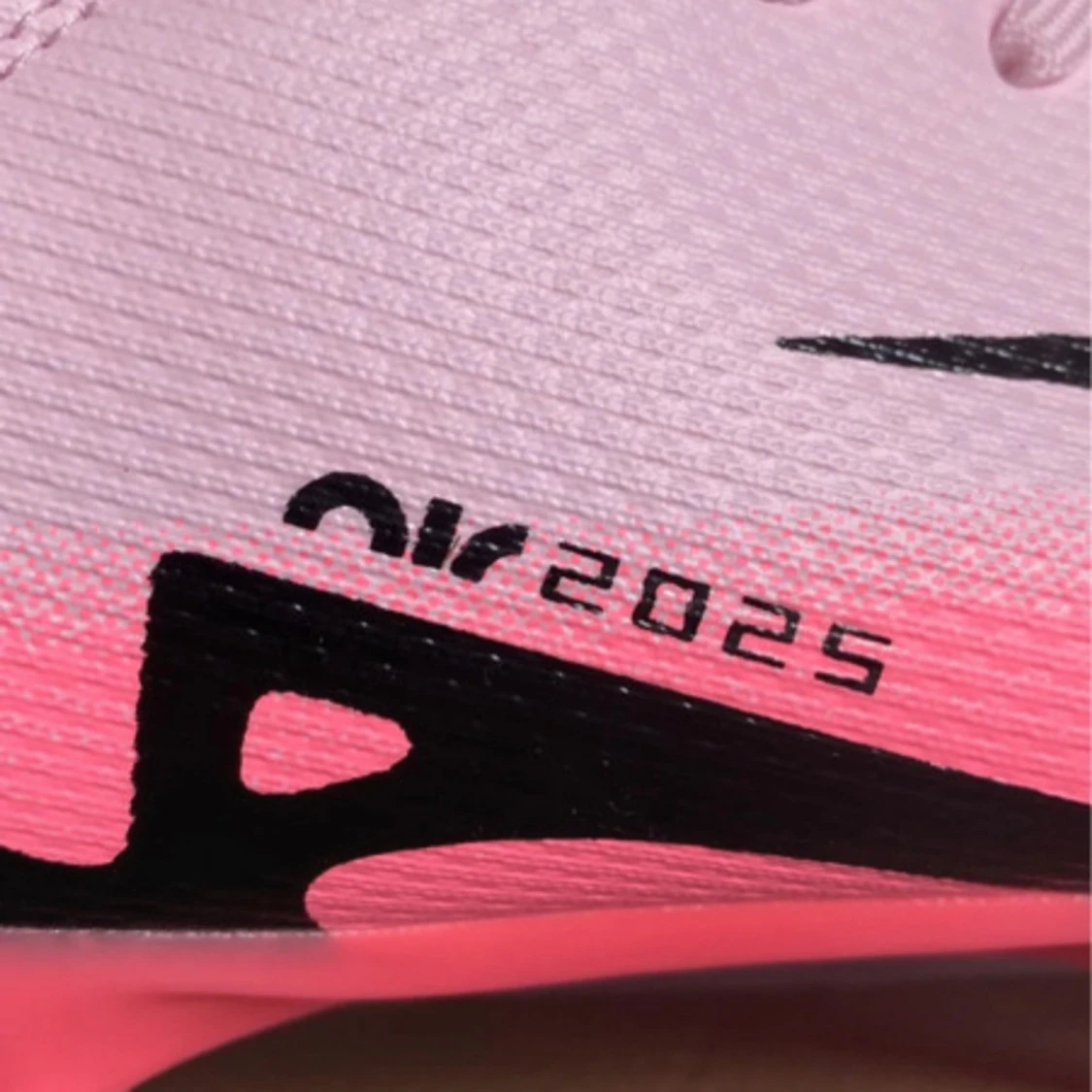 Rosa fotbollsskor med svart detalj - 1