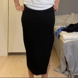 Långkjol med slits - Säljer denna långkjol ifrån SHEIN. Den har en lång slits i storlek Xs