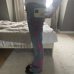 Spray paintade jeans  - Balla egensprayade jeans, lite slitning i hälen men annars bra skick☺️
