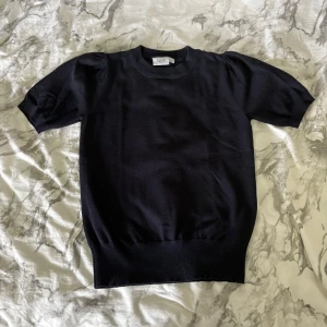 marinblå stickad t-shirt  - Marinblå stickad t-shirt från Saint Tropez (köpt på åhléns) i storlek XS. Tröjan har korta ärmar med lätt puff vid axlarna. Enkel och stilren modell som passar perfekt till vardagen💞