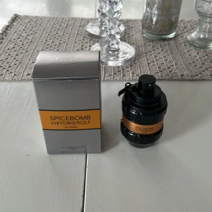Spicebomb Extreme från Viktor & Rolf - Säljer nu min spicebomb extreme, ca 80/90 ml kvar och kommer med originalkartong. Pris kan diskuteras vid snabb affär