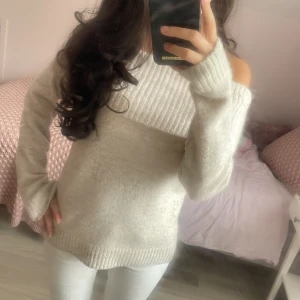 Offshoulder stickad tröja i - Supermysig offshoulder stickad tröja i ljusbeige med bred ribbad kant upptill. Pris kan diskuteras 💕