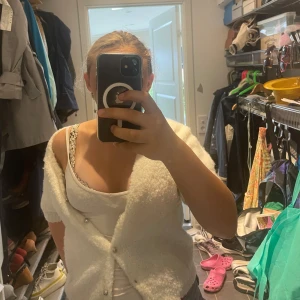 Vit fluffig kofta med pärlknappar - Supermjuk och fluffig vit kofta med kort ärm och snygga pärlknappar framtill. Perfekt att slänga över ett linne för en chill och söt look. Koftan har en lite oversized känsla och är riktigt mysig att bära. PRISET ÄR DISKUTERBART 💕