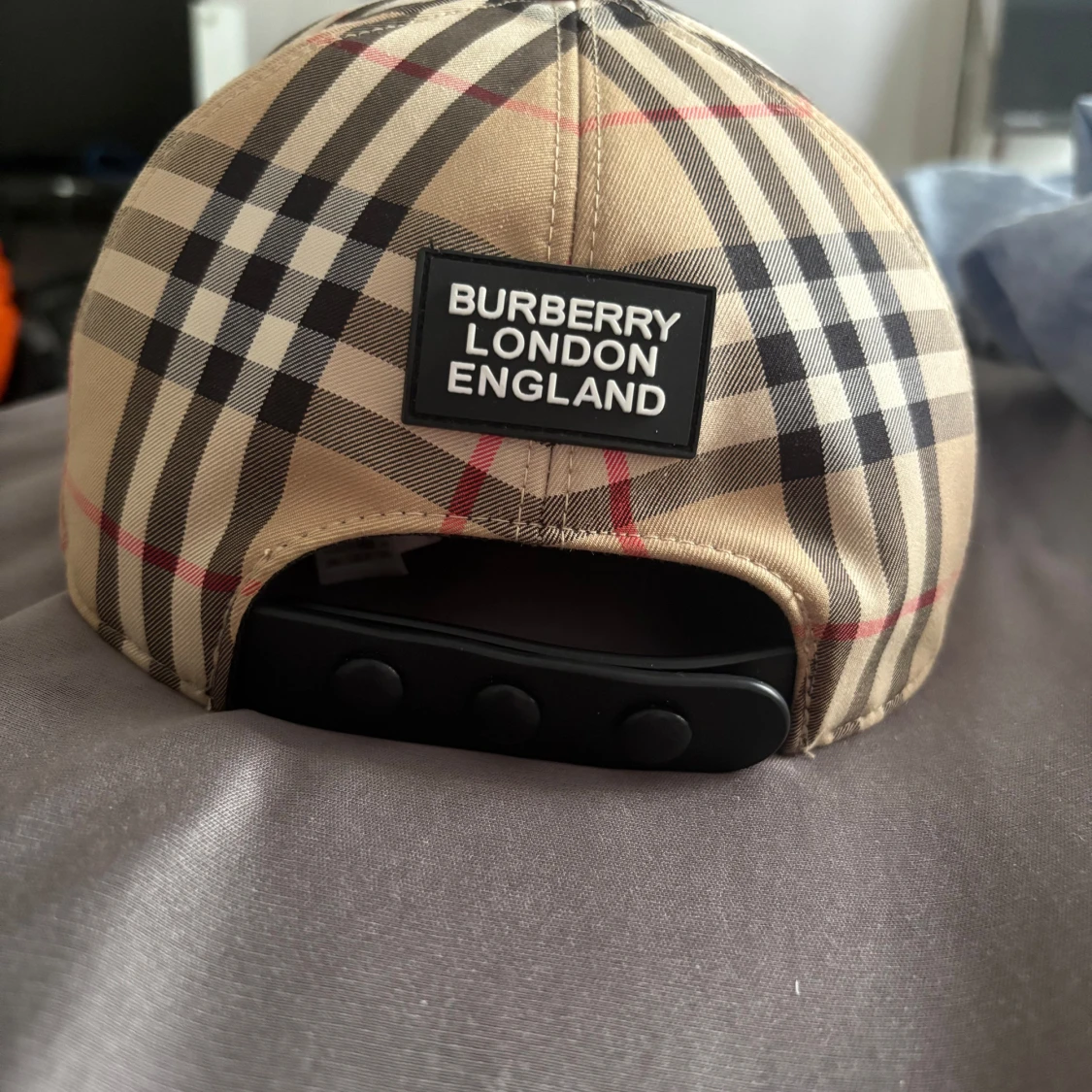 Burberry rutig keps i beige och svart - 2