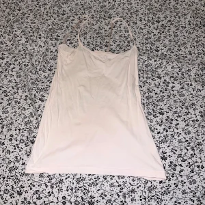 Ljusrosa linnetopp från Lindex XS - Enkel och stilren ljusrosa linnetopp från Lindex i storlek XS. Toppen har tunna axelband och ärmlös design, perfekt för varma dagar. Mjuk och lätt bomullskänsla som gör den superbekväm att bära.