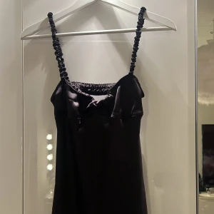 Svart satin klänning från Zara - Supersnygg svart kort klänning med öppen rygg, från Zara i satin. Storlek S🖤