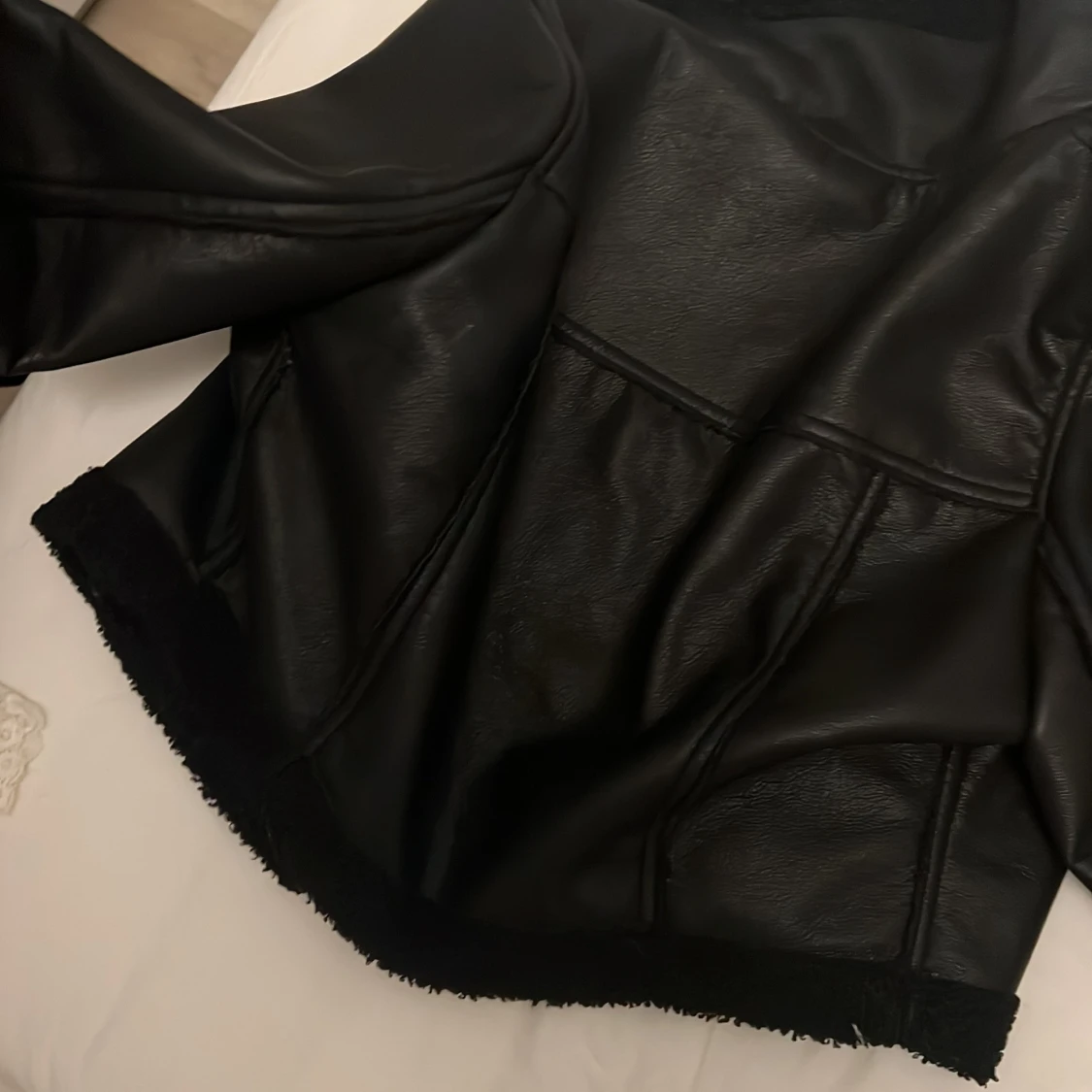 Svart teddyjacka i skinnimitation - 4