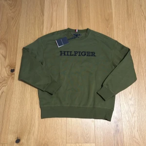 Tommy hilfger sweatshirt  - Säljer denna då den ej passar mig. Storlek S men passar nog även M. Den är helt oanvänd tagg finns. Pris kan diskuteras. Hör av dig vid frågor 😇